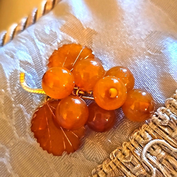 Vintage Amber Grape Brooch - Picture 2 of 3